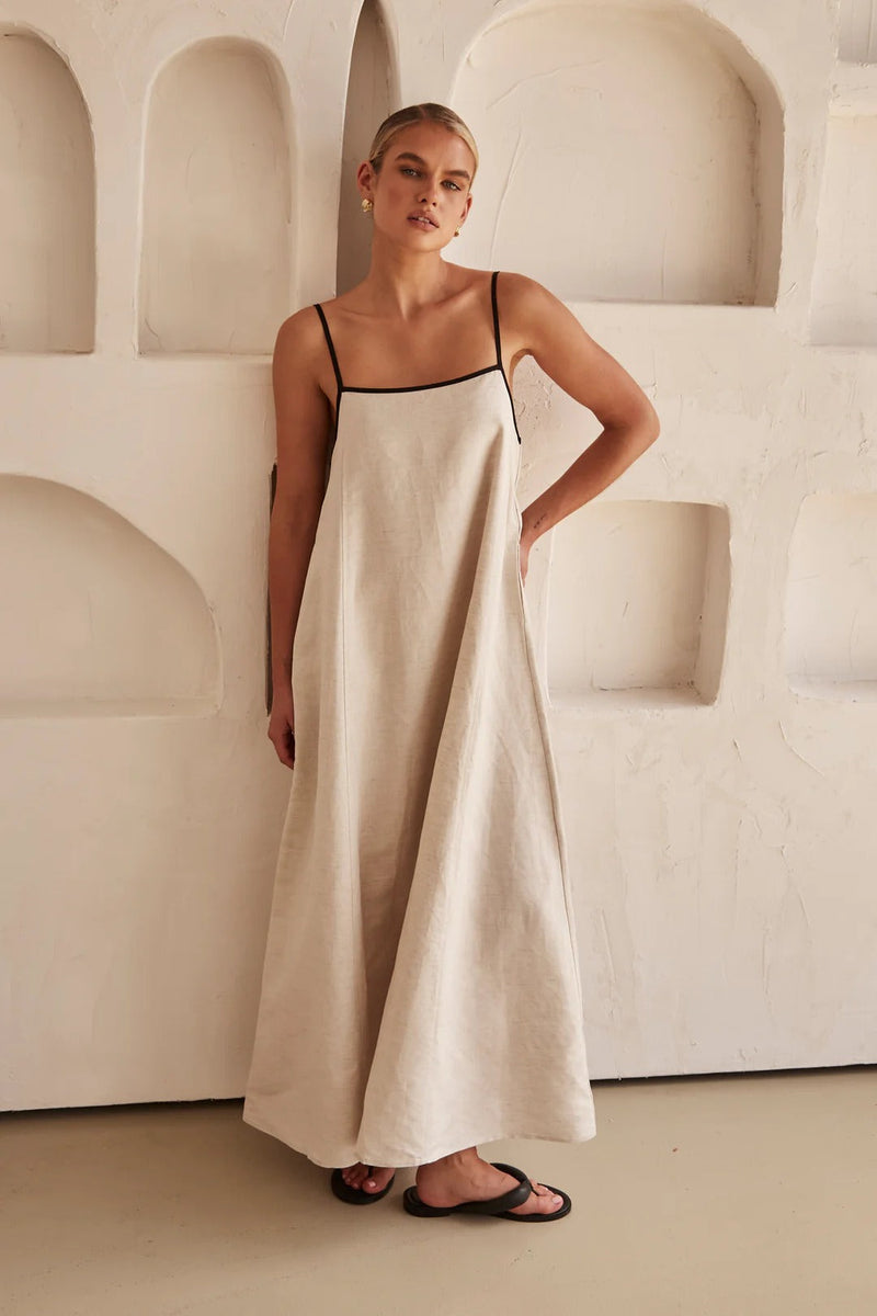 Beige Zomerjurk met Vrouwelijk Silhouet – Isara