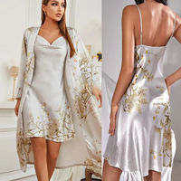 Tweedelige satijnen nachtjapon & kimono set met bloemenprint – Noelle