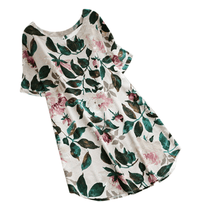 Kwiecista letnia sukienka rekreacyjna z krótkimi rękawami dla kobiet - Malina