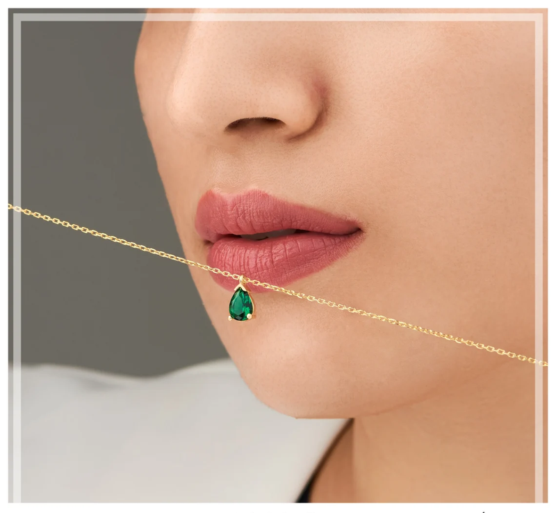 Naszyjnik z szmaragdowozieloną łezką | Elegancka biżuteria na każdy dzień