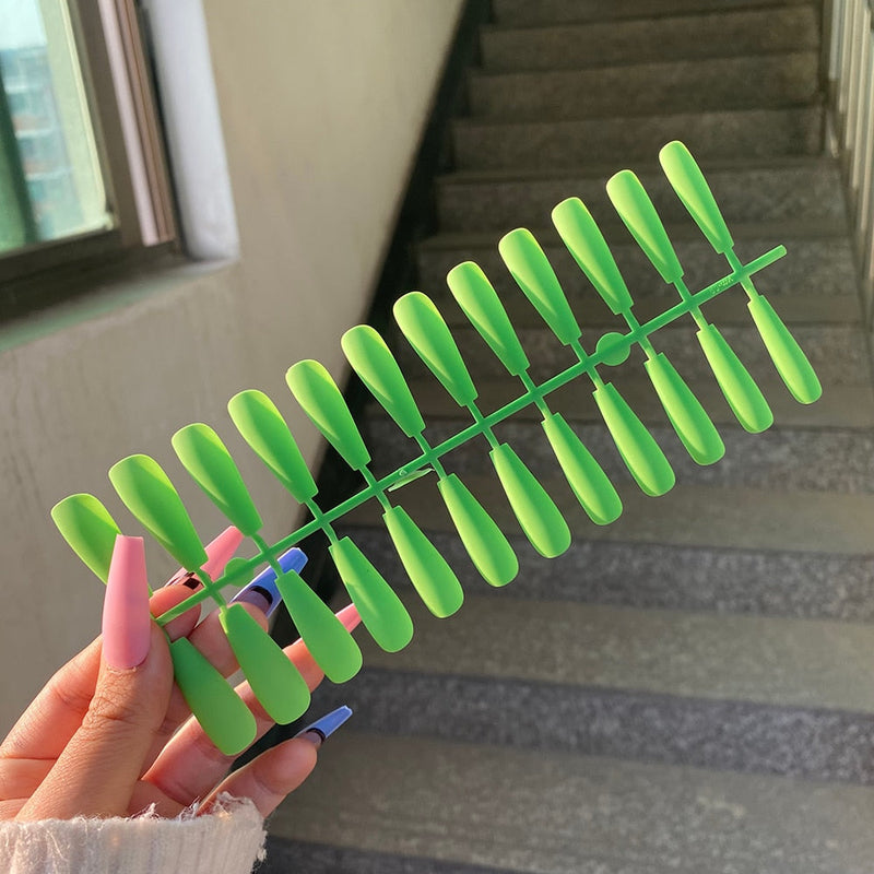 Matowe naklejane paznokcie (24 sztuki) | Idealne na wieczorne wyjście