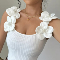 Trendy Witte Mouwloze Dames Top met Bloemdetails - Elara