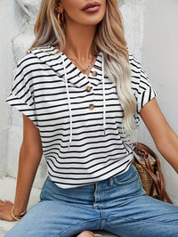 Gestreepte Dames Hoodie met Korte Mouwen en Knoopsluiting – Romy