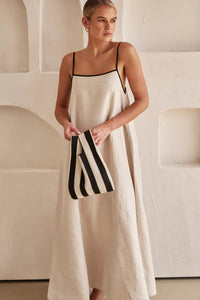 Beige Zomerjurk met Vrouwelijk Silhouet – Isara