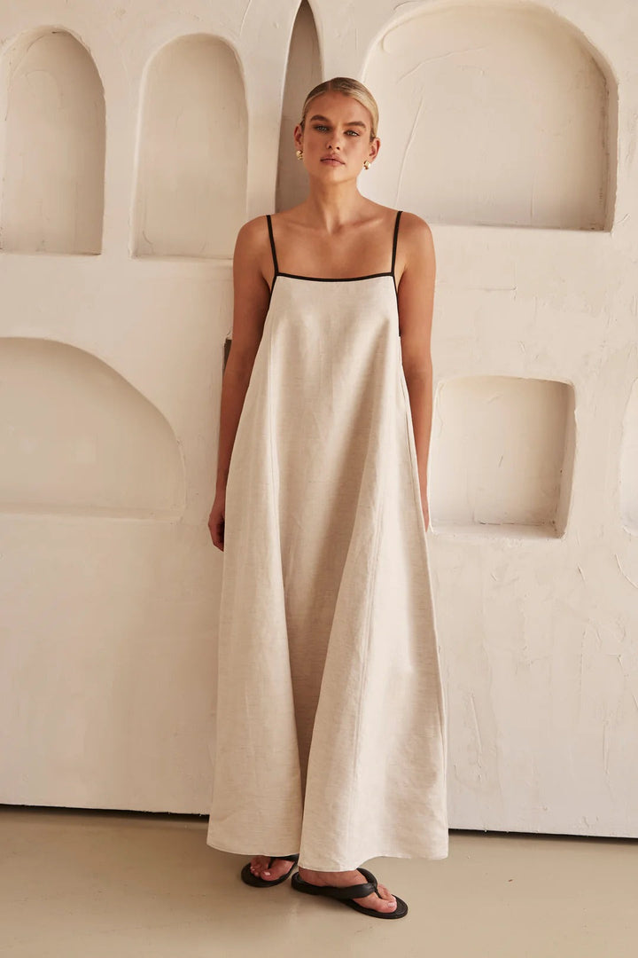 Beige Zomerjurk met Vrouwelijk Silhouet – Isara