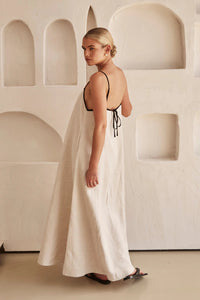 Beige Zomerjurk met Vrouwelijk Silhouet – Isara