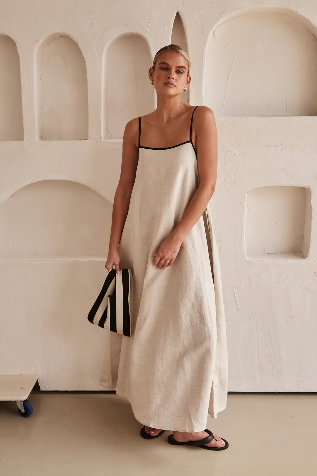 Beige Zomerjurk met Vrouwelijk Silhouet – Isara