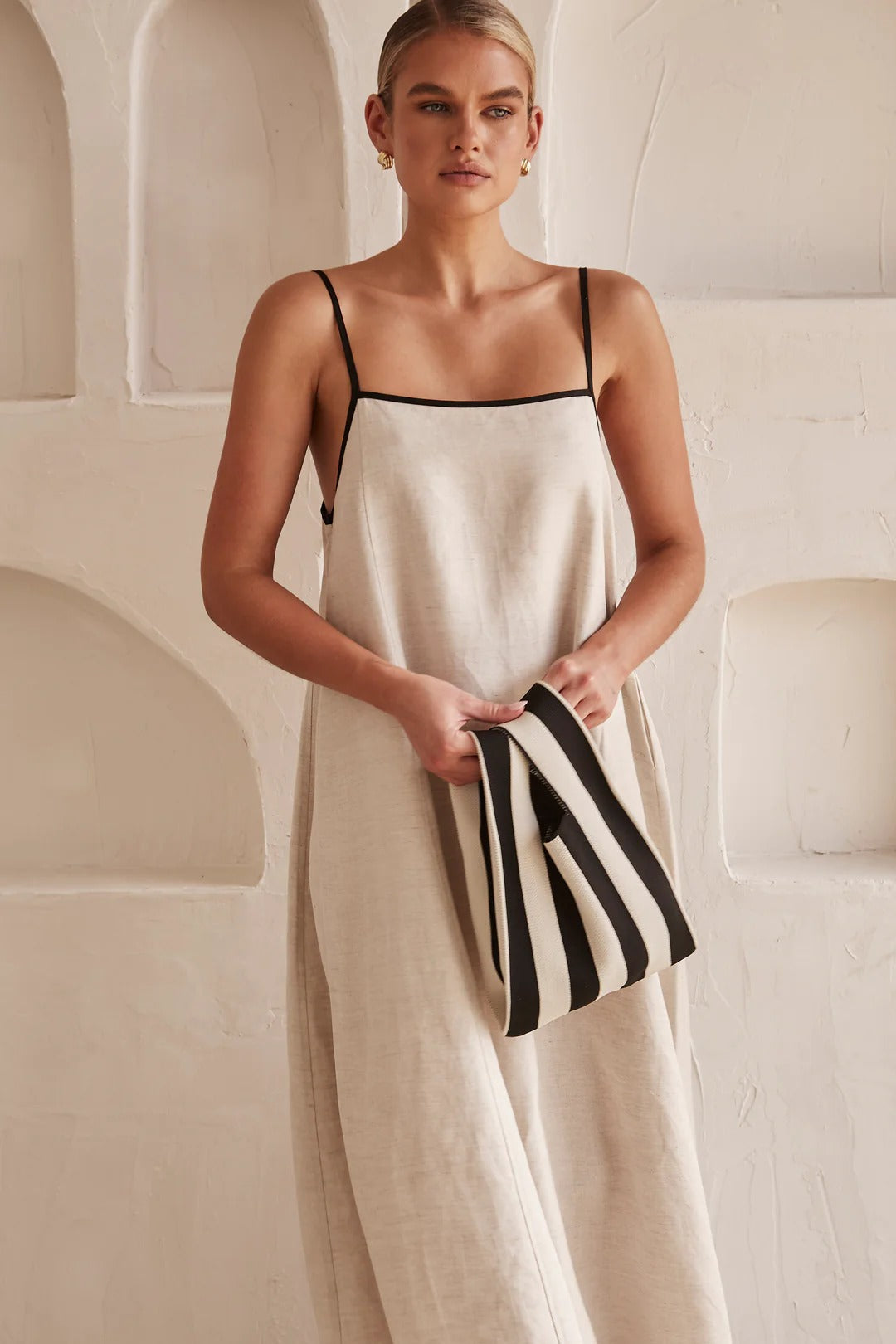 Beige Zomerjurk met Vrouwelijk Silhouet – Isara