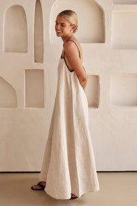 Beige Zomerjurk met Vrouwelijk Silhouet – Isara