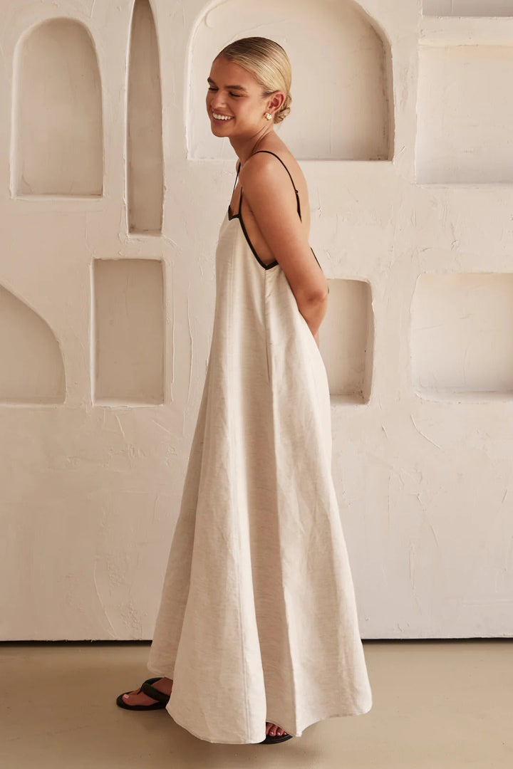 Beige Zomerjurk met Vrouwelijk Silhouet – Isara