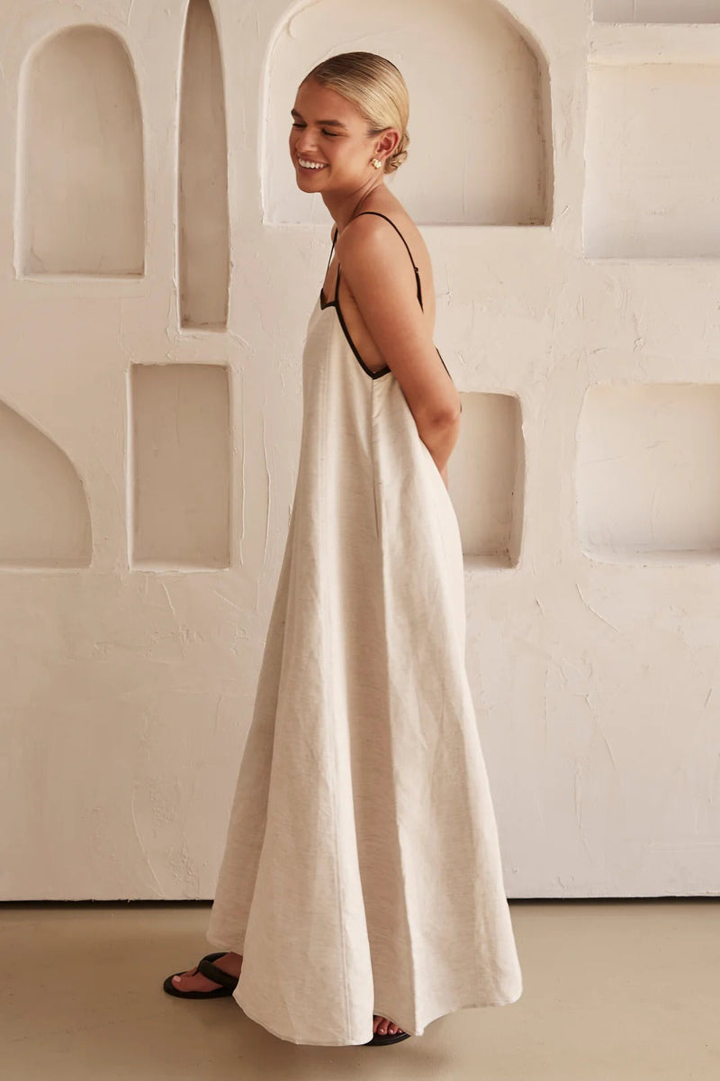 Beige Zomerjurk met Vrouwelijk Silhouet – Isara