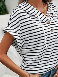 Gestreepte Dames Hoodie met Korte Mouwen en Knoopsluiting – Romy