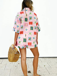 Trendy zomerse combinatie van een kleurrijke blouse en shorts - SonneSet