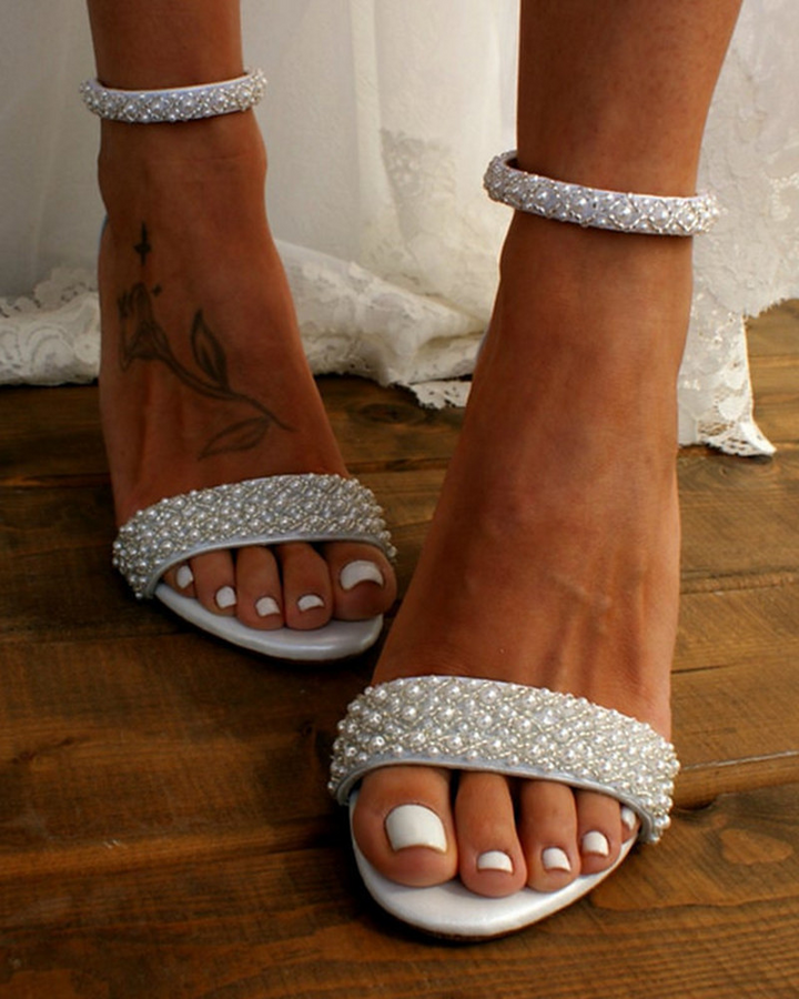 Stijlvolle bruidssandalen met delicate bandjes – Mirella
