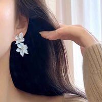 Witte Bloem Hanger Oorbellen - Florina