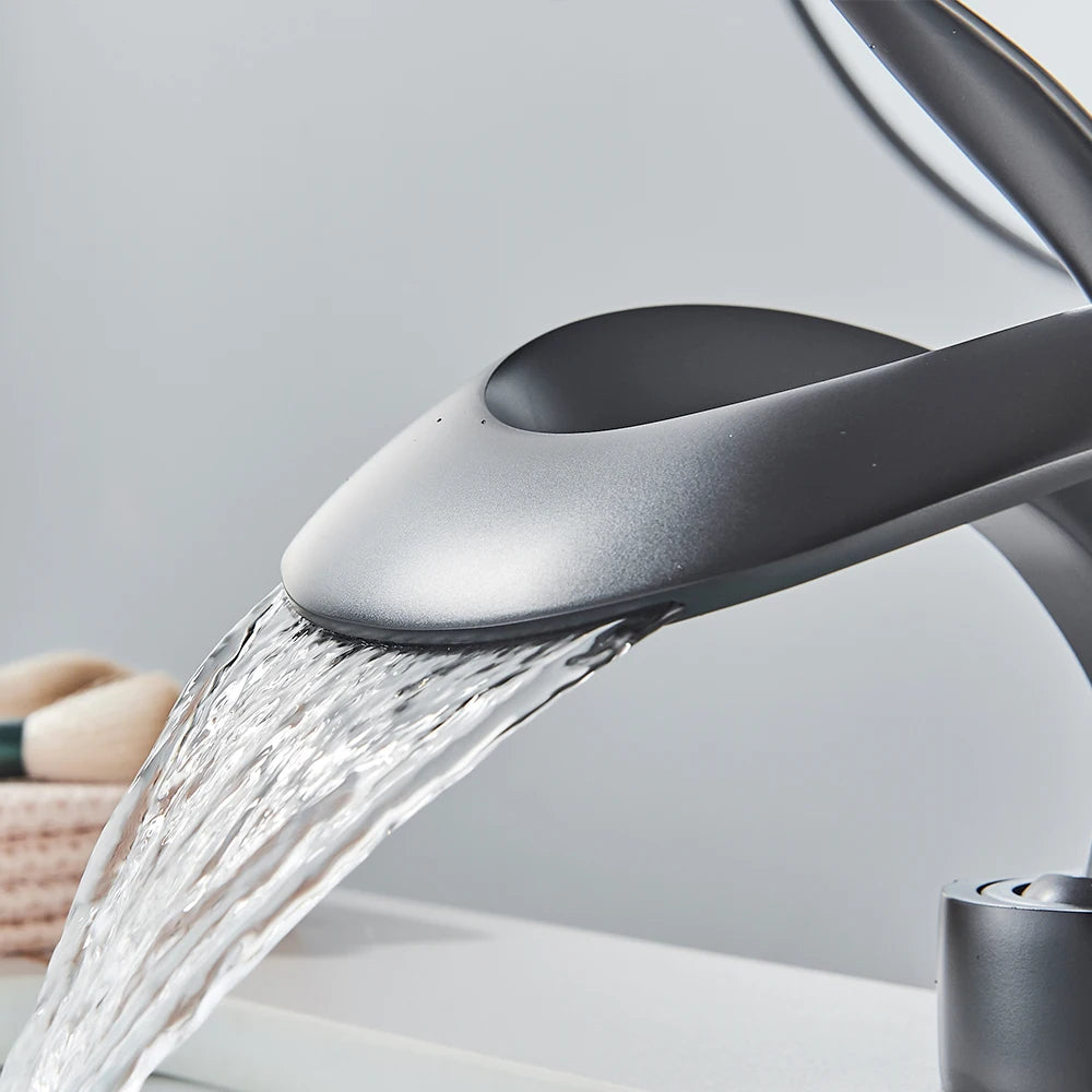 Messing Wastafelkraan met Watervaluitloop - Flowarc