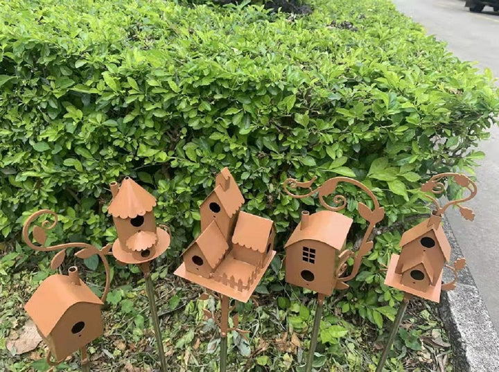 Metalen Kunst Vogelhuisje op Tuinplug - FeatherNest