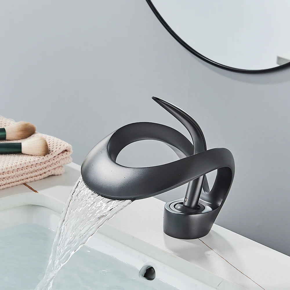 Messing Wastafelkraan met Watervaluitloop - Flowarc