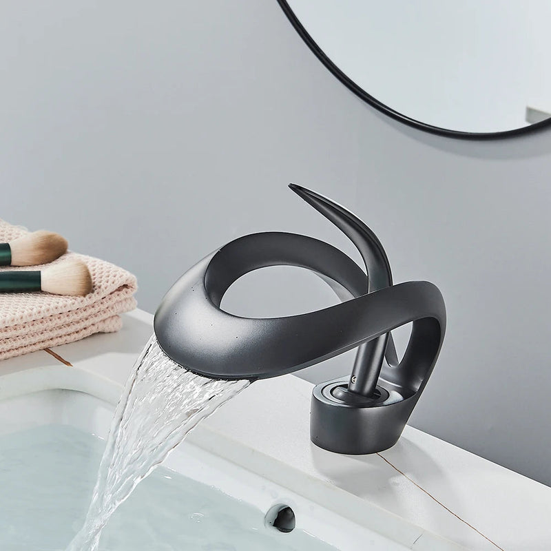 Messing Wastafelkraan met Watervaluitloop - Flowarc