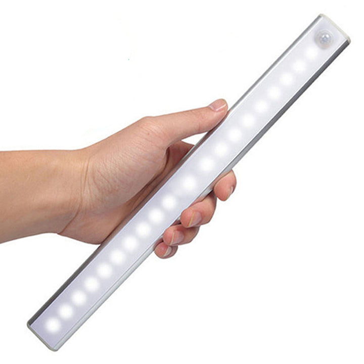 DRAADLOOS LED NACHTLAMPJE MET BEWEGINGSSENSOR EN OPLAADBARE BATTERIJ