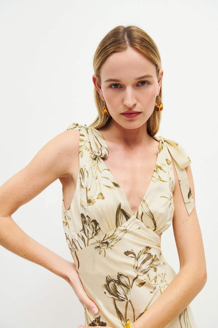 Uitlopende Beige Maxi-Jurk met Knoopdetail – Ysolde