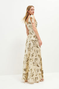 Uitlopende Beige Maxi-Jurk met Knoopdetail – Ysolde