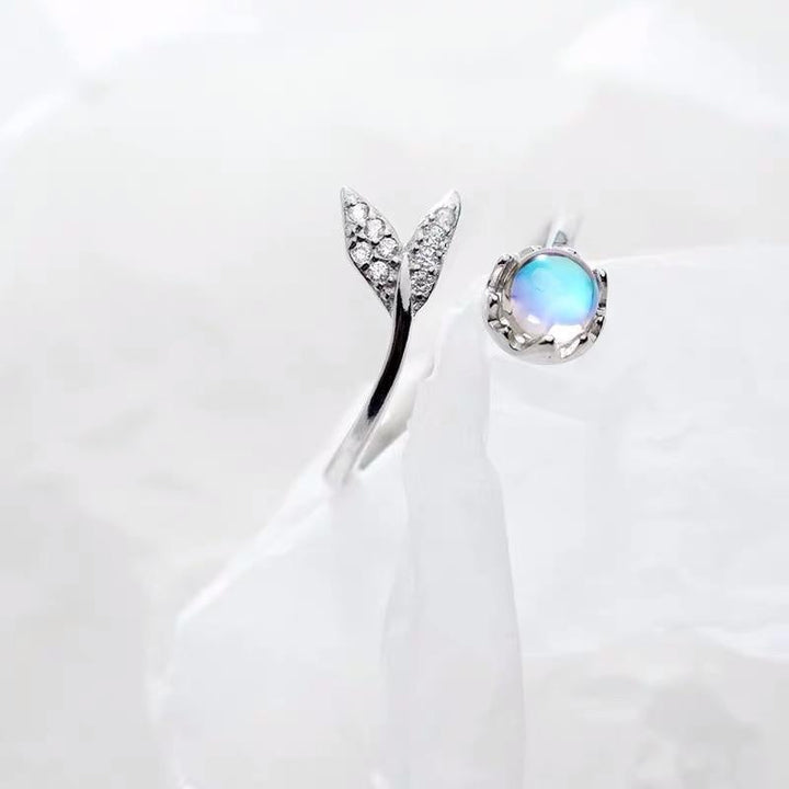 Verstelbare Dolfijnenstaart Ring met Blauwe Zirkonia - Nerina